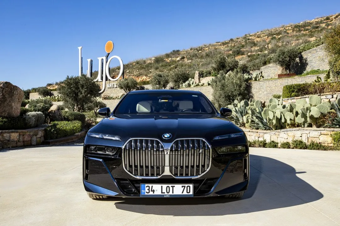 Premium Car with driver - Daily Rental BMW i7